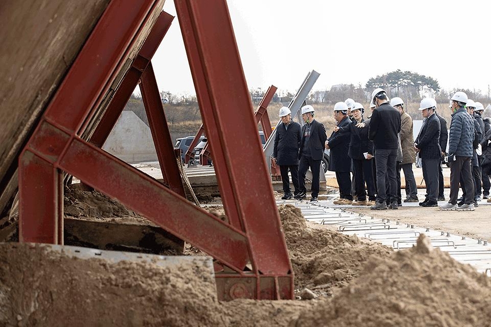 한화진 환경부 장관이 29일 세종 대평동 금강 세종보를 방문해 정상화를 위한 정비 계획 등을 점검하며 관계자와 대화하고 있다.