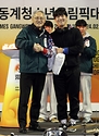 유인촌 문화체육관광부 장관이 28일 강원도 원주 육민관고 체육관에서 열린 ‘2024강원동계청소년올림픽 원주 성화투어 행사’에서 참석한 육민관고 학생들에게 올림픽 관련 퀴즈를 출제한 뒤 정답을 맞춘 학생에게 선물을 전달하고 있다.