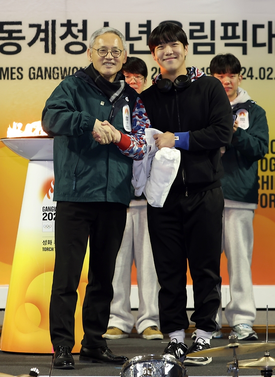 유인촌 문화체육관광부 장관이 28일 강원도 원주 육민관고 체육관에서 열린 ‘2024강원동계청소년올림픽 원주 성화투어 행사’에서 참석한 육민관고 학생들에게 올림픽 관련 퀴즈를 출제한 뒤 정답을 맞춘 학생에게 선물을 전달하고 있다.