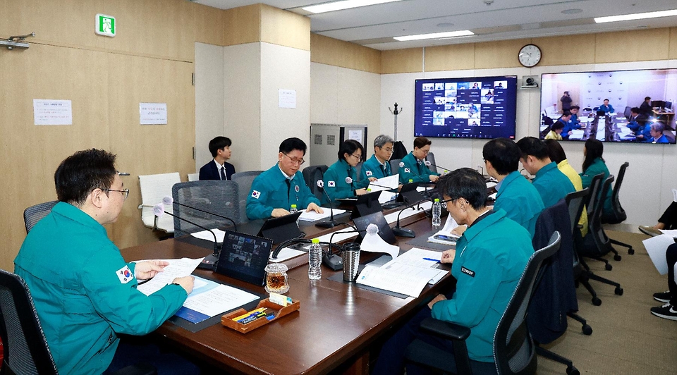 27일 세종 정부세종청사에서 ‘겨울철 취약시설 안전점검 및 위기가구 발굴 점검회의’가 진행되고 있다.
