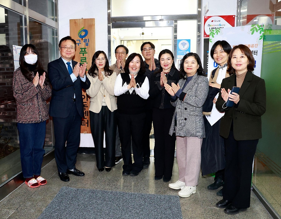조규홍 보건복지부 장관이 29일 서울 영등포구 구립푸르름지역아동센터를 방문해 관계자들과 기념촬영을 하고 있다.