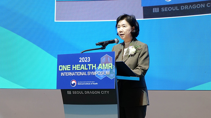 지영미 질병관리청장이 23일 서울 용산구 드래곤시티 그랜드머큐어 호텔에서 열린 ‘2023 원헬스 항생제 내성 국제 심포지엄’에서 개회사를 하고 있다.