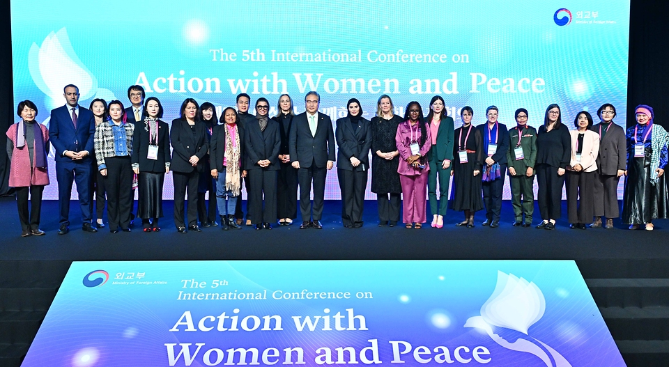 박진 외교부 장관이 30일 서울 용산구 그랜드 하얏트 서울에서 열린 ‘제5차 여성과 함께하는 평화 국제회의’에서 참석자들과 기념촬영을 하고 있다.