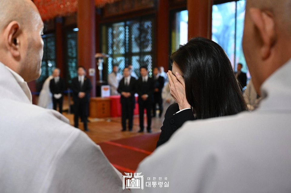 김건희 여사가 2일 서울 종로구 조계사에 마련된 대한불교 조계종 전 총무원장 자승스님의 분향소에서 종단 관계자를 위로하고 있다.