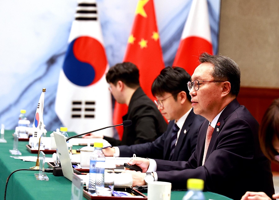 박민수 보건복지부 제2차관이 3일 중국 베이징에서 열린 ‘제16차 한·일·중 보건장관회의’에서 발언하고 있다.