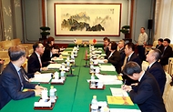 박민수 보건복지부 제2차관이 3일 중국 베이징에서 열린 ‘제16차 한·일·중 보건장관회의’ 계기 한중 양자면담에서 발언하고 있다.