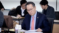 박민수 보건복지부 2차관이 28일 서울 서초구 국제전자센터에서 열린 ‘2023년 제24차 건강보험정책심의위원회’를 주재하고 있다.