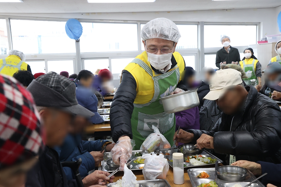 김윤상 조달청장(왼쪽)이 5일 대전 중구 대전 빈첸시오의집을 찾아 ‘지역 노숙인, 독거 노인 등을 위한 무료 급식 봉사활동’을 하고 있다. 