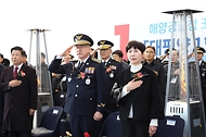 김종욱 해양경찰청장이 1일 경남 고성군 sk오션플랜트에서 열린 ‘3000톤급 경비함정 2척 통합 진수식’에서 국기에 대한 경례를 하고 있다.