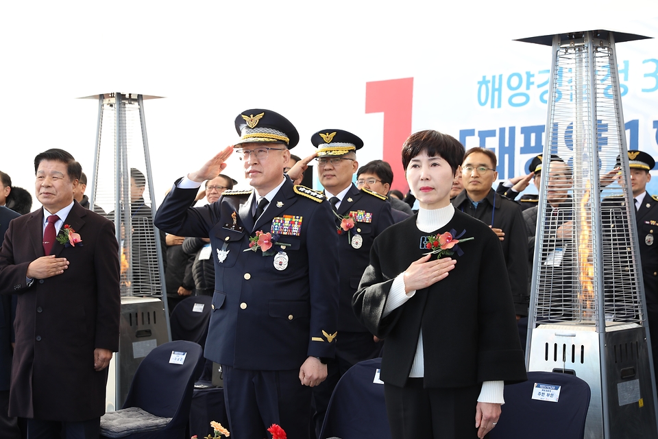 김종욱 해양경찰청장이 1일 경남 고성군 sk오션플랜트에서 열린 ‘3000톤급 경비함정 2척 통합 진수식’에서 국기에 대한 경례를 하고 있다.