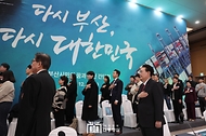 윤석열 대통령이 6일 부산 동구 부산항 국제전시컨벤션센터에서 열린 ‘부산시민의 꿈과 도전 격려 간담회’에서 국기에 대한 경례를 하고 있다.