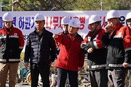 남성현 산림청장이 1일 울산 울주군 소나무재선충병 방제사업지를 방문해 관계자들과 방제 현황을 점검하고 있다.