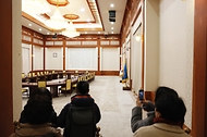겨울 청와대 야간 관람 행사가 시작된 6일 오후 청와대를 찾은 시민들이 본관 세종실을 둘러보고 있다. 이번 행사에서는 국무회의가 열렸던 본관 세종실이 청와대 개방 이전 모습으로 재현되어 첫 공개됐다.