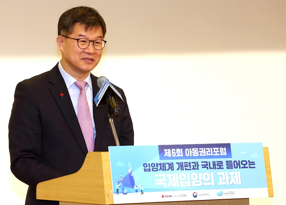 이기일 보건복지부 제1차관이 6일 서울 영등포구 국회도서관 강당에서 열린 ‘제6회 아동권리포럼’에 참석해 발언하고 있다.