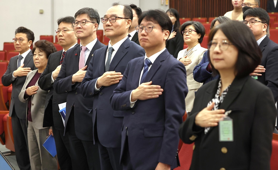 이기일 보건복지부 제1차관이 6일 서울 영등포구 국회도서관 강당에서 열린 ‘제6회 아동권리포럼’에 참석해 국기에 대한 경례를 하고 있다.