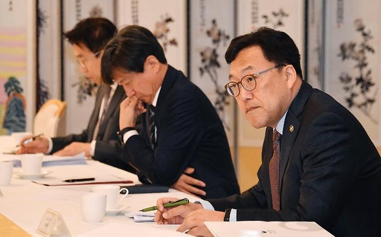 김병환 기획재정부 차관이 6일 서울 종로구 정부서울청사에서 열린 ‘경제안보 핵심품목 TF 제11차 회의’에 참석하고 있다.