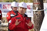 남성현 산림청장이 1일 울산 울주군 소나무재선충병 방제사업지를 방문해 관계자들과 방제 현황을 점검하고 있다.
