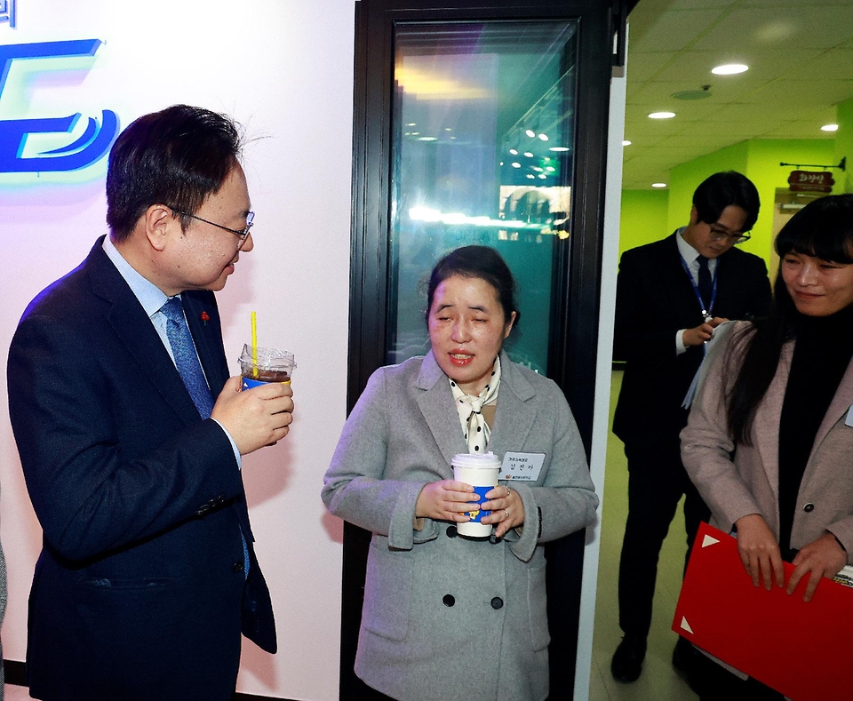 조규홍 보건복지부 장관이 6일 울산 동구 울산참사랑의집에 방문해 김진아 거주가족대표와 대화하고 있다.