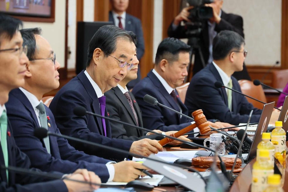 한덕수 국무총리가 12일 서울 종로구 정부서울청사에서 열린 ‘제53회 국무회의’를 주재하고 있다.