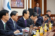 한덕수 국무총리가 12일 서울 종로구 정부서울청사에서 열린 ‘제53회 국무회의’에서 모두발언하고 있다.