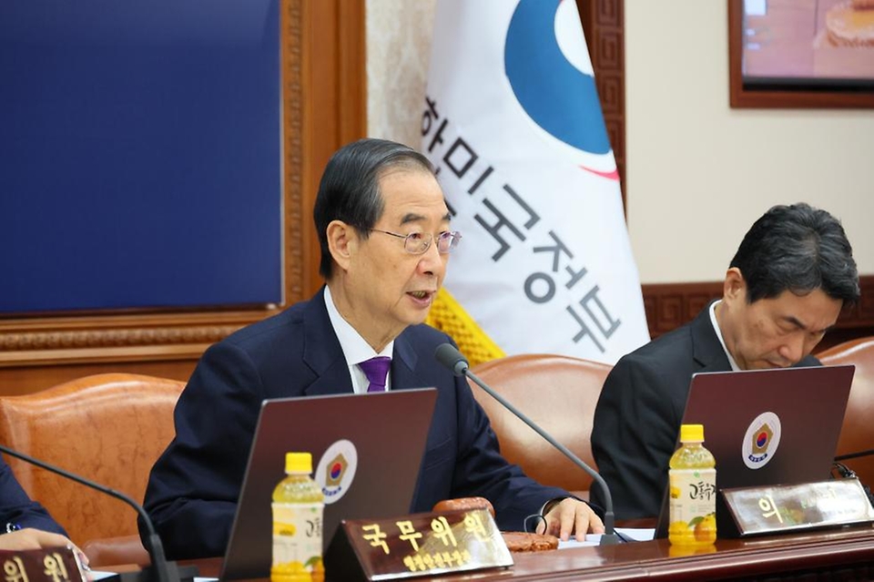 한덕수 국무총리가 12일 서울 종로구 정부서울청사에서 열린 ‘제53회 국무회의’에서 모두발언하고 있다.