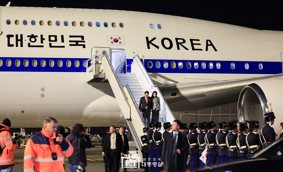 윤석열 대통령과 김건희 여사가 11일(현지시간) 네덜란드 암스테르담 공항에 도착해 공군 1호기에서 내리고 있다.