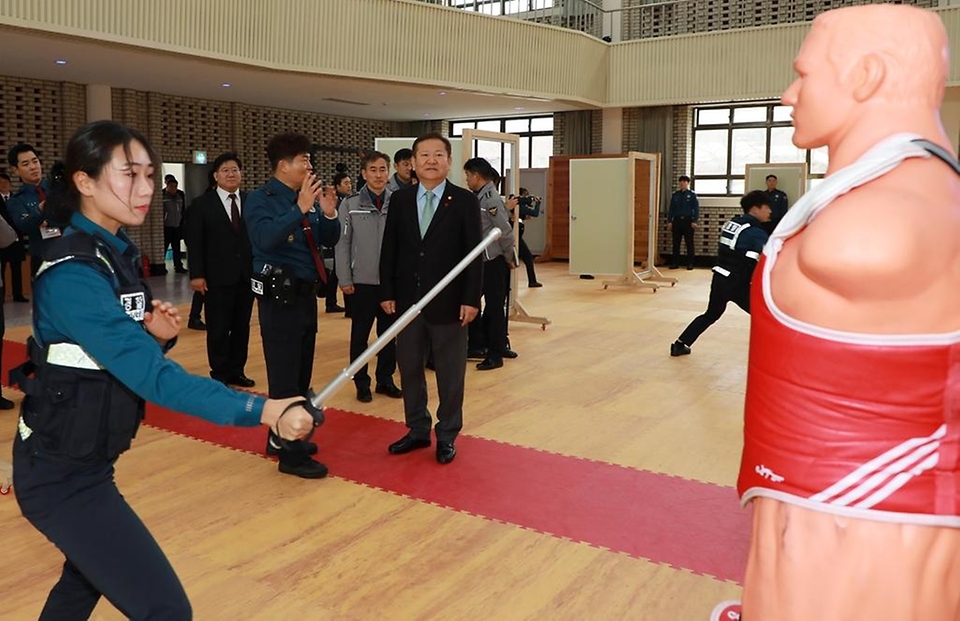 이상민 행정안전부 장관이 12일 충북 충주시 중앙경찰학교를 방문해 ‘물리력 대응훈련’을 참관하고 있다.