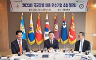 신원식 국방부 장관이 12일 서울 용산구 국방컨벤션에서 열린 ‘2023년 국군장병 채용 우수기업 초청간담회’에 참석해 정영태 지에스리테일 인사총무본부장, 정상혁 신한은행 은행장 및 참석자들과 대화하고 있다.