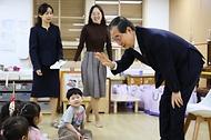 한덕수 국무총리가 14일 서울 중구 영락교회 어린이집을 방문해 어린이에게 나이를 물으며 대화하고 있다.