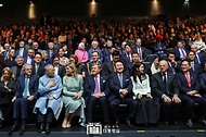 윤석열 대통령과 김건희 여사가 13일(현지시간) 네덜란드 암스테르담 AFAS Live에서 열린 ‘답례 문화공연’에 빌럼 알렉산더르(Willem Alexander) 네덜란드 국왕, 막시마 소레기에타(Maxima Zorreguieta) 네덜란드 왕비와 참석하고 있다.