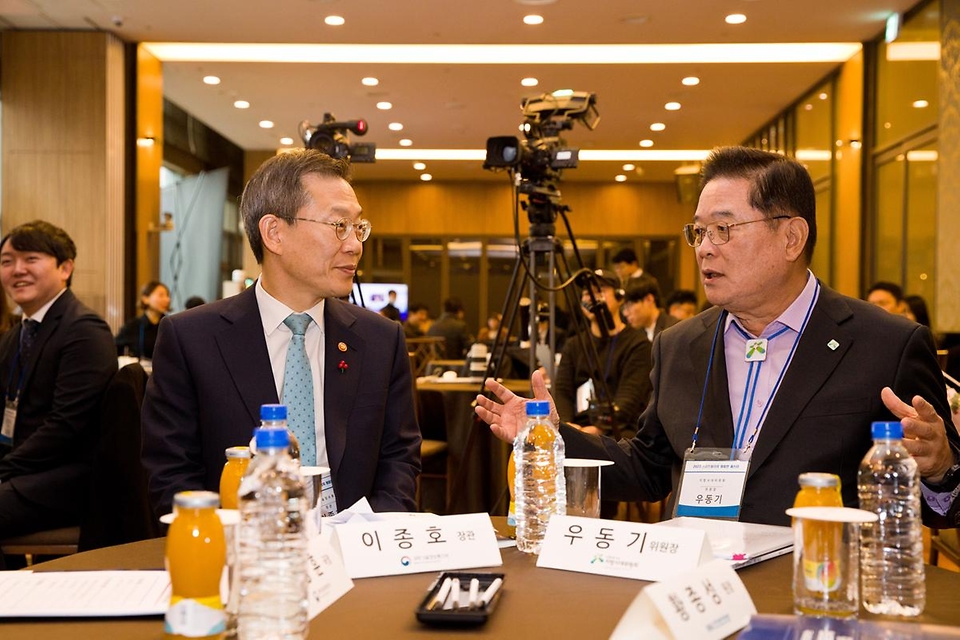 이종호 과학기술정보통신부 장관이 6일 서울 중구 LW컨벤션센터에서 열린 ‘2023 스마트빌리지 챔피언 페스타’에서 우동기 지방시대위원회 위원장과 대화하고 있다.