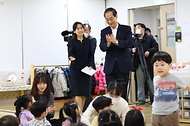 한덕수 국무총리가 14일 서울 중구 영락교회 어린이집을 방문해 어린이들에게 인사하고 있다.