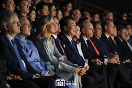 윤석열 대통령과 김건희 여사가 13일(현지시간) 네덜란드 암스테르담 AFAS Live에서 열린 ‘답례 문화공연’을 빌럼 알렉산더르(Willem Alexander) 네덜란드 국왕, 막시마 소레기에타(Maxima Zorreguieta) 네덜란드 왕비와 관람하고 있다.