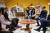 김건희 여사가 12일(현지시간) 네덜란드 암스테르담 동물보호재단을 방문해 동물보호 단체 관계자들과 대화하고 있다.