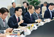 방문규 산업통상자원부 장관이 13일 세종 포스코퓨처엠 세종2공장에서 열린 ‘산업 공급망 전략회의’를 주재하고 있다.