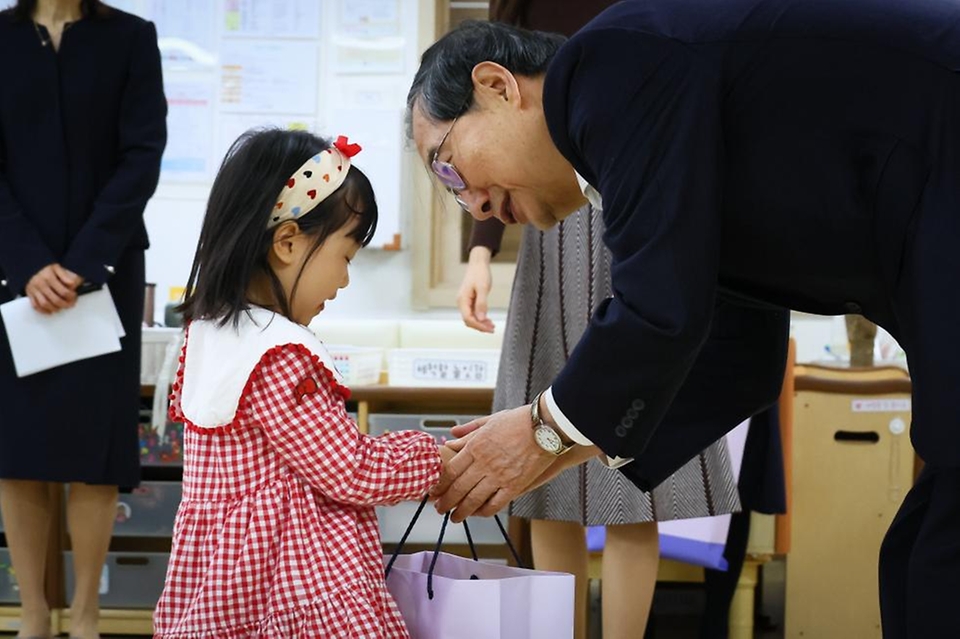 한덕수 국무총리가 14일 서울 중구 영락교회 어린이집을 방문해 어린이에게 선물을 전달하고 있다.