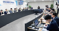13일 세종 포스코퓨처엠 세종2공장에서 열린 ‘산업 공급망 전략회의’는 소부장 및 공급망 안정화 특별법 시행을 계기로 공급망 안전품목의 특정국 수입의전도를 낮추기 위한 산업 공급망 3050 전략을 발표하고, 공급망 대응 전략 및 애로·건의사항 등을 논의하기 위해 마련됐다.