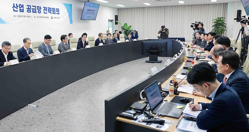 13일 세종 포스코퓨처엠 세종2공장에서 열린 ‘산업 공급망 전략회의’는 소부장 및 공급망 안정화 특별법 시행을 계기로 공급망 안전품목의 특정국 수입의전도를 낮추기 위한 산업 공급망 3050 전략을 발표하고, 공급망 대응 전략 및 애로·건의사항 등을 논의하기 위해 마련됐다.