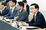 방문규 산업통상자원부 장관이 13일 세종 포스코퓨처엠 세종2공장에서 열린 ‘산업 공급망 전략회의’를 주재하고 있다.
