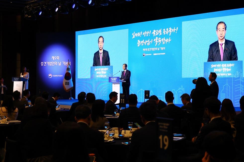 한덕수 국무총리가 15일 서울 중구 웨스틴 조선호텔에서 열린 ‘제9회 중견기업의 날 기념식’에서 축사를 하고 있다.