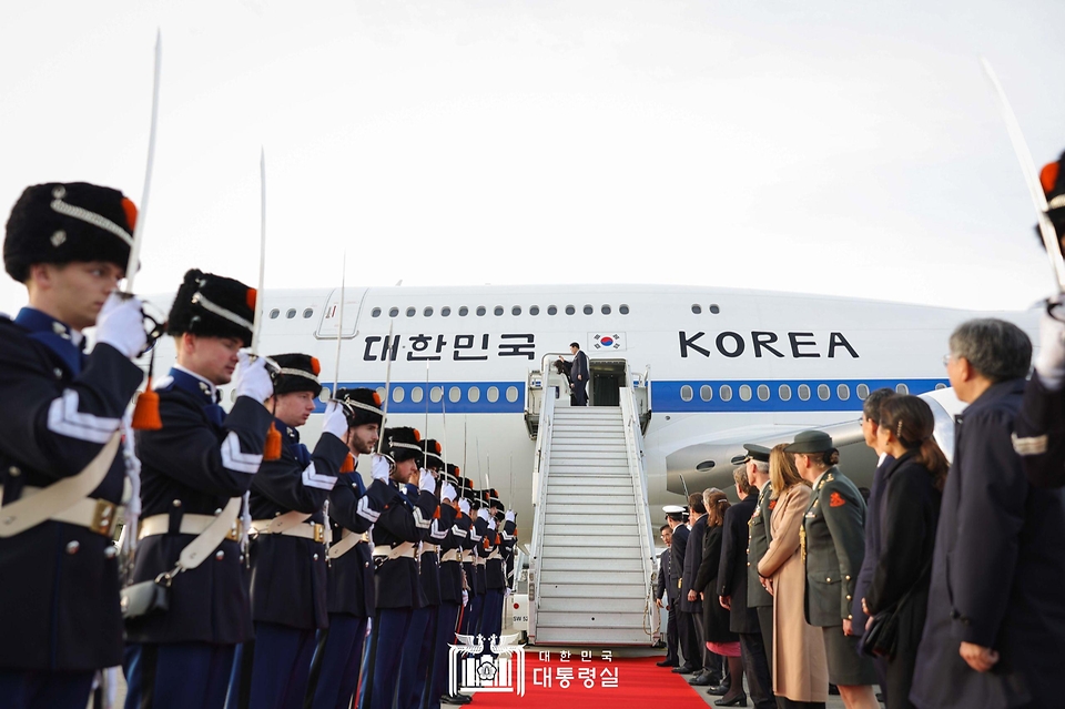 윤석열 대통령과 김건희 여사가 14일(현지시간) 네덜란드 암스테르담 스히폴 공항에서 귀국하기 전 환송객들에게 인사하고 있다.