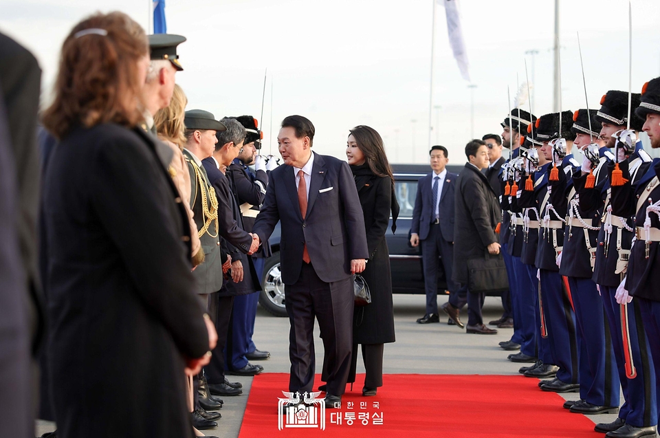 윤석열 대통령과 김건희 여사가 14일(현지시간) 네덜란드 암스테르담 스히폴 공항에서 귀국하기 전 환송객들과 악수하고 있다.