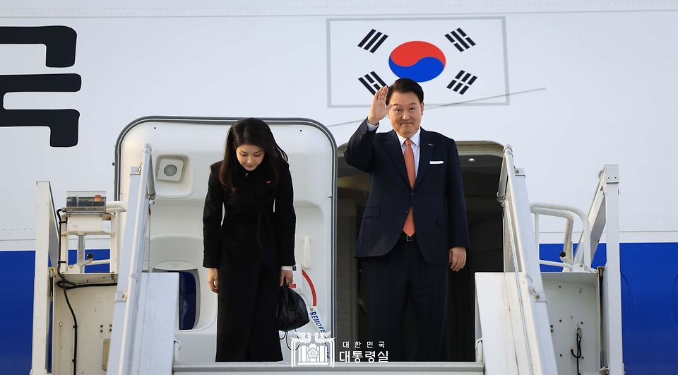 윤석열 대통령과 김건희 여사가 14일(현지시간) 네덜란드 암스테르담 스히폴 공항에서 귀국하기 전 환송객들에게 손을 들어 인사하고 있다.