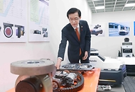 방문규 산업통상자원부 장관이 14일 경기 성남시 만도넥스트에서 열린 ‘첨단로봇 산업전략회의’에서 로봇 부품을 살펴보고 있다.