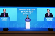 한덕수 국무총리가 15일 서울 중구 웨스틴 조선호텔에서 열린 ‘제9회 중견기업의 날 기념식’에서 축사를 하고 있다.