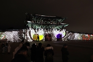 <p>15일 서울 종로구 광화문 일대에서 열린 서울라이트 광화문 행사에서 광화문 외벽에 미디어 파사드 작품이 투영되고 있다. 이번 행사는 내년 1월 21일까지 진행된다.&nbsp;</p>
<div><br></div>