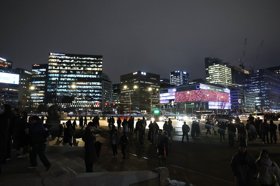 <p>15일 서울 종로구 광화문 일대에서 열린 서울라이트 광화문 행사에 시민들로 북적이고 있다. 이번 행사는 내년 1월 21일까지 진행된다.&nbsp;</p>
<div><br></div>