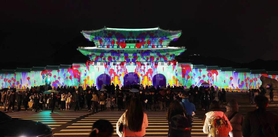<p>15일 서울 종로구 광화문 일대에서 열린 서울라이트 광화문 행사에서 광화문 외벽에 미디어 파사드 작품이 투영되고 있다. 이번 행사는 내년 1월 21일까지 진행된다.&nbsp;</p>
<div><br></div>