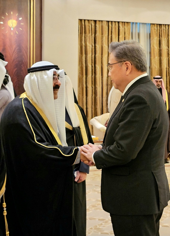 박진 외교부 장관이 18일(현지시간) 쿠웨이트에서 열린 ‘쿠웨이트 나와프 알 아흐마드 알 자베르 알 사바(Nawaf Al Ahmad Al Jaber Al Sabah) 국왕 서거 조문 행사’에서 미샬 알 아흐마드 알 자베르 알 사바(Mishal Al Ahmad Al Jaber Al Sabah) 신임 쿠웨이트 국왕에게 조의를 표하고 있다.