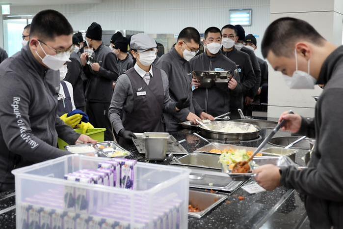육군훈련소 장병들이 18일 충남 논산시 육군훈련소 병영식당에서 국방부가 발표한 ‘골라 먹는 뷔페식’식사를 담고 있다.